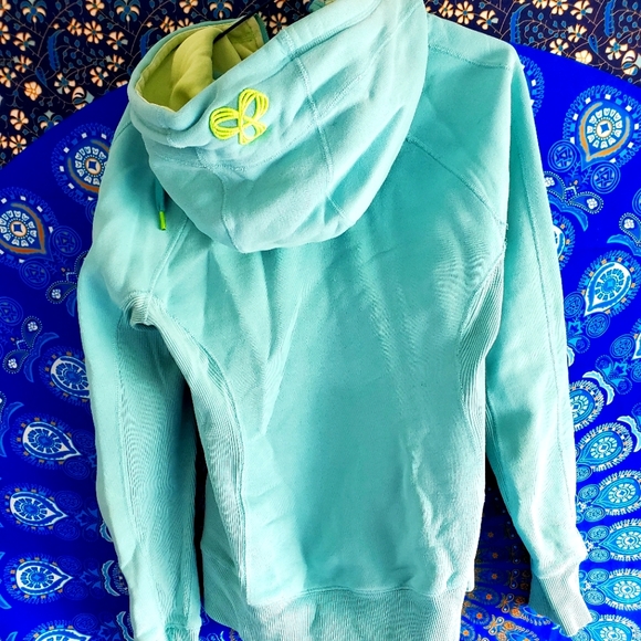 🍭 3 x $25 | ARITZIA / TNA Teal and Lime Green Zip Up Hoodie Sz. M *minor flaw* - Picture 7 of 10